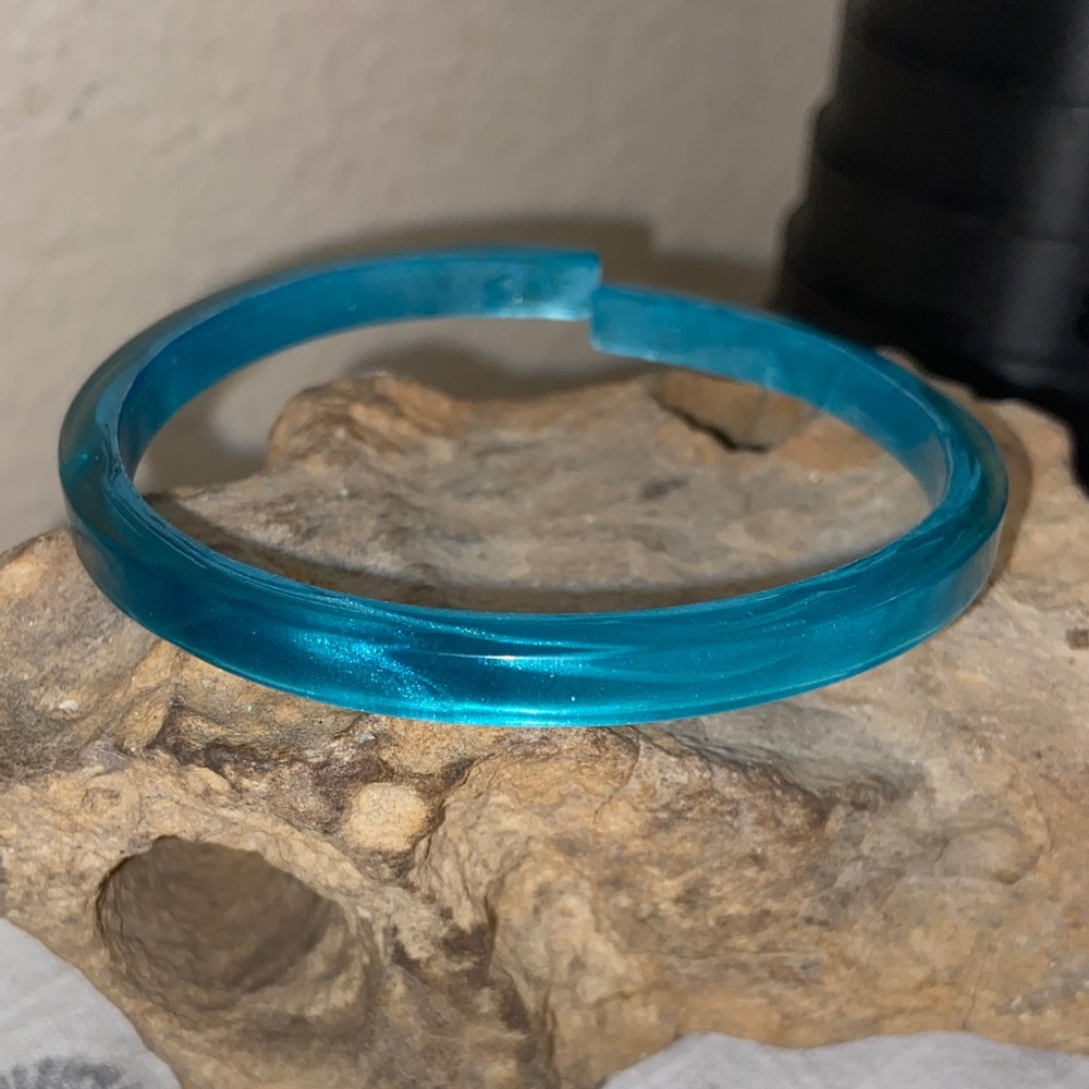 5/$10❤️❤️❤️NEW Vibrant Swirly Blue Acrylic Bangle Bracelet